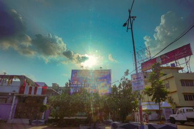 Kolkata, Batı Bengal, Hindistan - 20 Temmuz 2019: Kolkata şehir manzarası, binaların modern mimarisi, bulutların arasından fışkıran güneş ışınları, arka planda mavi gökyüzü.