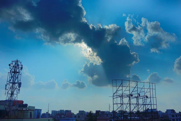 印度西孟加拉邦加尔各答 2019年7月20日 加尔各答城市景观 空旷的广告牌和以太阳 蓝天和白云为背景的囤积 — 图库照片