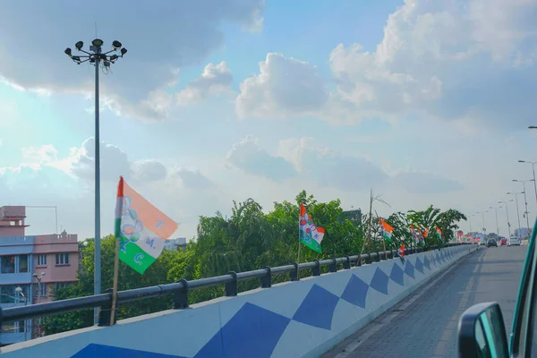 加尔各答 西孟加拉邦 2019年7月20日 加尔各答市景观 Trinamool Congress国旗在加尔各答Maa Flyover的空中飘扬 Trinamool国大党正在西孟加拉邦管理政府 — 图库照片