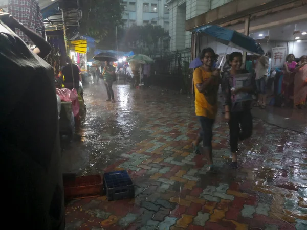 Kolkata Bengala Occidental India Agosto 2019 Peatones Caminando Por Sendero — Foto de Stock