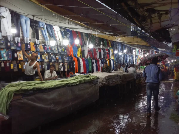 Kolkata West Bengalen India Augustus 2019 Voetgangers Lopen Langs Passerende — Stockfoto