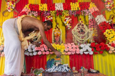 Howrah, Batı Bengal, Hindistan - 29 Haziran 2020: Hindu rahip, Tanrı Jagannath, Balaram ve Suvodra 'nın putuna tapındıktan sonra Yajna' yı bitiren, kutsal ateşin önünde, pandalın içinde..