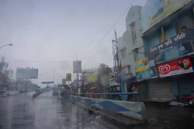 Howrah, Batı Bengal, Hindistan - 4 Ağustos 2020: Görüntü 2. Hoogly Köprüsü 'nde arabanın ön camına düşen yağmur damlalarından alındı. Muson stok imajı.