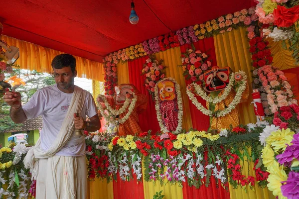 ハワラ 西ベンガル州 インド 7月7日2019 ヒンズー教の聖職者は神聖な光で神Jagannath Balaram Suvodraの偶像を崇拝します ラタジャトラ祭りはインドで有名なヒンズー教の祭りです — ストック写真