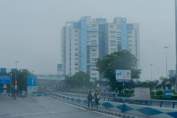 2019年8月17日 印度西孟加拉邦豪拉 在纳班纳州行政办公室的汽车挡风玻璃上的雨滴中被射中 季风股票形象 — 图库照片