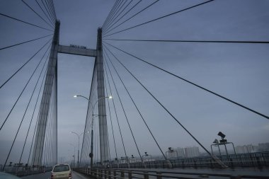 Howrah, Batı Bengal, Hindistan - 4 Ağustos 2020: 2. Hoogly Köprüsü, vidyasagar setu, mavi saat. Muson stok imajı.