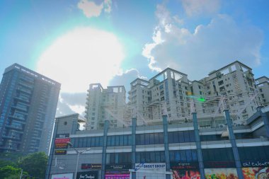 Kolkata, Batı Bengal, Hindistan - 20 Temmuz 2019: Kolkata şehir manzarası, modern bina mimarisi, mavi gökyüzü ve arka planda beyaz bulutlar.
