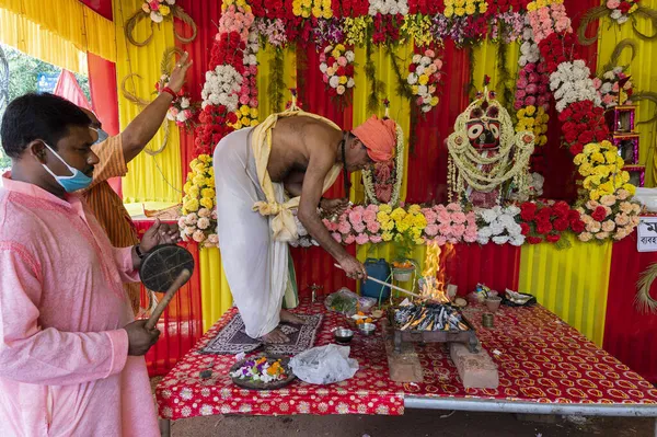 Хаура Западная Бенгалия Индия Июня 2020 Года Индуистский Священник Поклоняющийся — стоковое фото