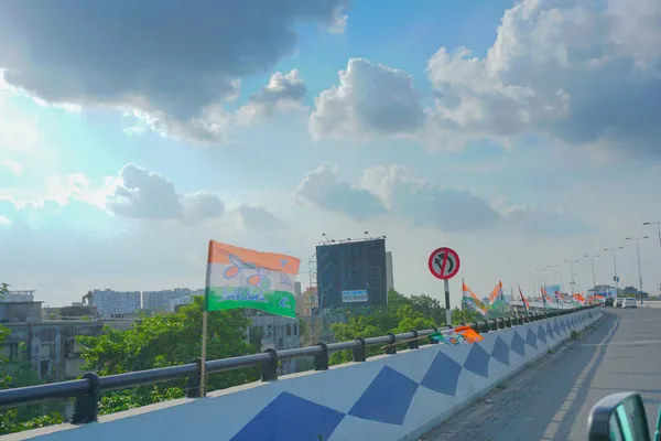加尔各答 西孟加拉邦 2019年7月20日 加尔各答市景观 Trinamool Congress国旗在加尔各答Maa Flyover的空中飘扬 Trinamool国大党正在西孟加拉邦管理政府 — 图库照片