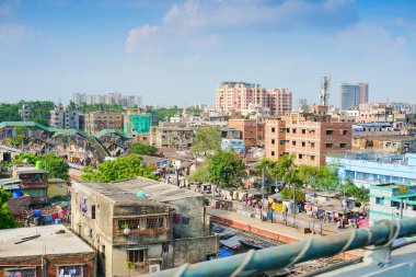 Kolkata, Batı Bengal, Hindistan - 20 Temmuz 2019: Park Circus tren istasyonu, mavi gökyüzü ve arka planda beyaz bulutlar.