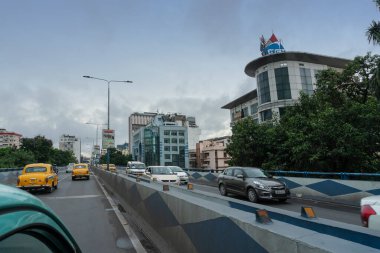 Kolkata, Batı Bengal, Hindistan - 6 Ağustos 2019: AJC Bose karayolu üstgeçişi, yoğun şehir trafiği.
