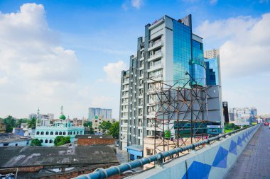 Kolkata, Batı Bengal, Hindistan - 20 Temmuz 2019: Kolkata şehir manzarası, binaların eski ve modern mimarisi, arkaplanda mavi gökyüzü ve beyaz bulutlar.