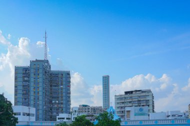 Kolkata, Batı Bengal, Hindistan - 20 Temmuz 2019: Arka planda, Kolkata 'nın en yüksek binası olan 42' li binaların modern mimarisi.