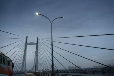 Howrah, Batı Bengal, Hindistan - 4 Ağustos 2020: 2. Hoogly Köprüsü, vidyasagar setu, mavi saat. Muson stok imajı.