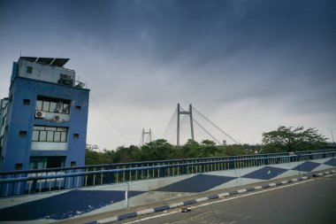 Kolkata, Batı Bengal, Hindistan - 25 Mayıs 2020: Kolkata 'da 2. Hooghly Köprüsü olarak bilinen Ganj Nehri üzerindeki Vidyasagar Setu (Köprü). Howrah ve Kolkata 'yı birbirine bağlar, Batı Bengal' in iki büyük şehri.