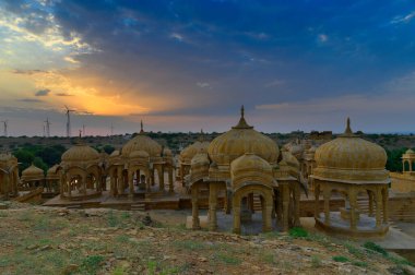 Bada Bagh ya da Barabagh, Hindistan 'ın Jaisalmer şehrinde, Jaisalmer Kralları ya da Jaisalmer Kralları için yapılmış bir bahçe kompleksi. Turist eğlencesi. Güneş arka planda batıyor.