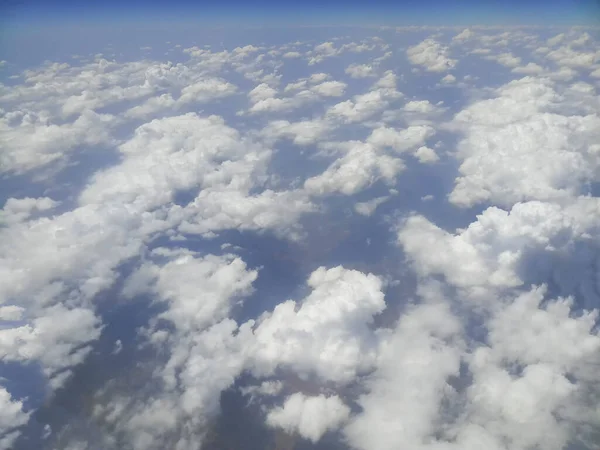 Atmosferde Güzel Beyaz Bulutlar Uçaktan Çekilen Görüntüler Doğa Görüntüsü — Stok fotoğraf