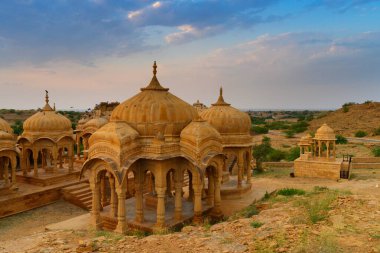 Bada Bagh ya da Barabagh, Hindistan 'ın Jaisalmer şehrinde Jaisalmer Kralları anlamına gelen bir bahçe kompleksi. Turist eğlencesi.
