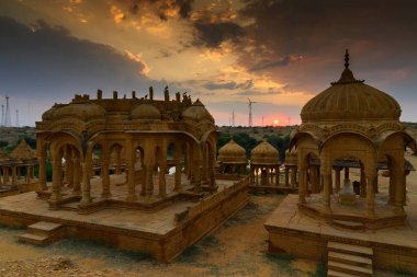 Bada Bagh ya da Barabagh, Hindistan 'ın Jaisalmer şehrinde, Jaisalmer Kralları ya da Jaisalmer Kralları için yapılmış bir bahçe kompleksi. Turist eğlencesi. Güneş arka planda batıyor.