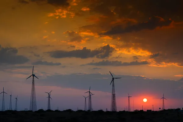 Silhouette Des Moulins Vent Crépuscule Avec Soleil Couchant Ciel Nuageux — Photo