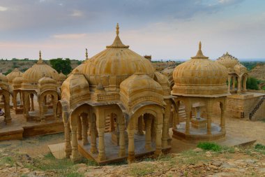 Bada Bagh ya da Barabagh, Hindistan 'ın Jaisalmer şehrinde Jaisalmer Kralları anlamına gelen bir bahçe kompleksi. Turist eğlencesi.