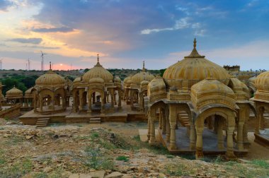 Bada Bagh ya da Barabagh, Hindistan 'ın Jaisalmer şehrinde, Jaisalmer Kralları ya da Jaisalmer Kralları için yapılmış bir bahçe kompleksi. Turist eğlencesi. Güneş arka planda batıyor.