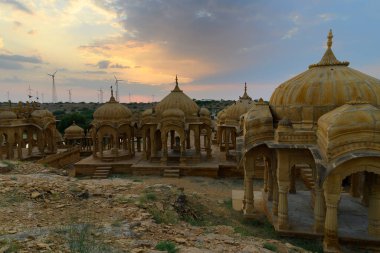 Bada Bagh ya da Barabagh, Hindistan 'ın Jaisalmer şehrinde, Jaisalmer Kralları ya da Jaisalmer Kralları için yapılmış bir bahçe kompleksi. Turist eğlencesi. Güneş arka planda batıyor.