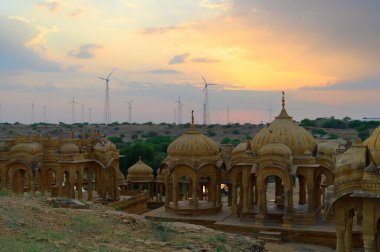 Bada Bagh ya da Barabagh, Hindistan 'ın Jaisalmer şehrinde, Jaisalmer Kralları ya da Jaisalmer Kralları için yapılmış bir bahçe kompleksi. Turist eğlencesi. Güneş arka planda batıyor.