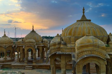 Bada Bagh ya da Barabagh, Hindistan 'ın Jaisalmer şehrinde, Jaisalmer Kralları ya da Jaisalmer Kralları için yapılmış bir bahçe kompleksi. Turist eğlencesi. Güneş arka planda batıyor.
