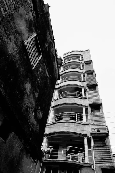 주거용 건물은 대조적 흑백의 이미지에 맞서서 하우라 웨스트 — 스톡 사진