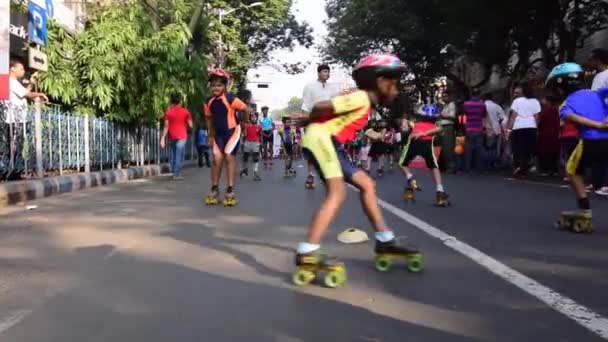 Kolkata West Bengal India January 17Th 2016 Children Rollerskating Blocked — Stockvideo