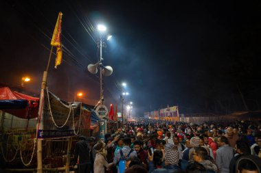 Kolkata, Batı Bengal, Hindistan - 12 Ocak 2020: Gangasagar transit kampı Outtram ghat 'ta kutsanmış Hindu Sadhu taraftarları. Çok sayıda dindar, kutsal duayı almak için kampta toplandı..