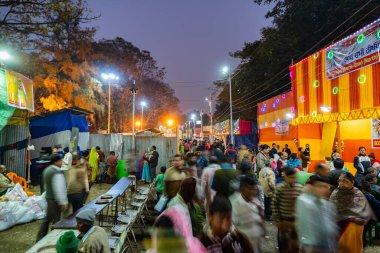 Kolkata, Batı Bengal, Hindistan - 12 Ocak 2020: Gece Gangasagar transit kampında Hindu sadhus 'u ziyaret etmek için yürüyenler Babughat, Kolkata' daki kamplarında.