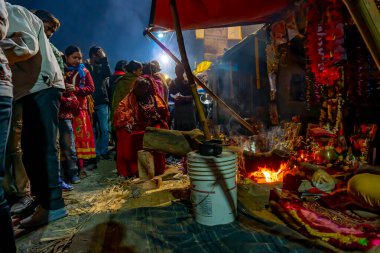Kolkata, Batı Bengal, Hindistan - 12 Ocak 2020: Bağnazlar Gangasagar transit kampında Hindu sadhus 'u ziyaret etmek için Babughat, Kolkata' daki kamplarına yürüyorlar.
