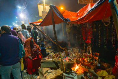 Kolkata, Batı Bengal, Hindistan - 12 Ocak 2020: Bağnazlar Gangasagar transit kampında Hindu sadhus 'u ziyaret etmek için Babughat, Kolkata' daki kamplarına yürüyorlar.