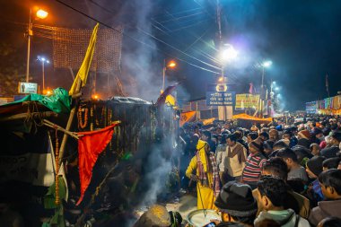 Kolkata, Batı Bengal, Hindistan - 12 Ocak 2020: Hint Hindu Sadhus 'un çadırlarında toplanması, Gangasagar transit kampı. Kışın renkli ışıkta çekilen.