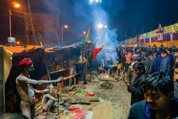 Kolkata Västbengalen Indien Januari 2020 Hindu Sadhu Välsignar Anhängare Gangasagars — Stockfoto