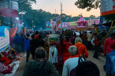 Kolkata, Batı Bengal, Hindistan - 12 Ocak 2020: Bağnazlar Gangasagar transit kampında Hindu sadhus 'u ziyaret etmek için Babughat, Kolkata' daki kamplarına yürüyorlar.