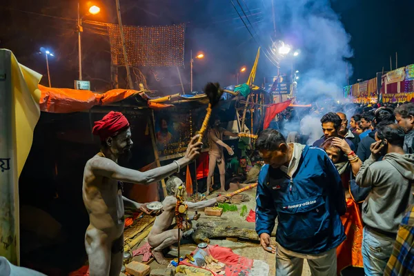 Kolkata Västbengalen Indien Januari 2020 Hindu Sadhu Välsignar Anhängare Gangasagars — Stockfoto