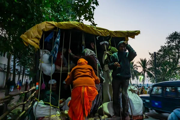 Calcutta Bengala Occidentale India Gennaio 2020 Devoti Indù Salgono Camion — Foto Stock