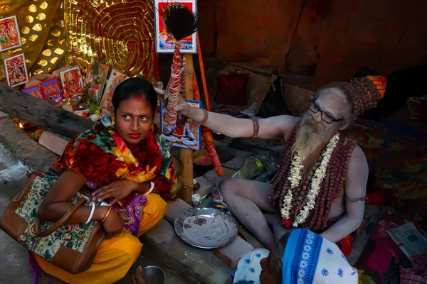 インド 西ベンガル州コルカタ2020年1月12日 体と顔に白い灰を塗るヒンドゥー教のサドゥ教徒 結婚したヒンドゥー教の女性を祝福 — ストック写真