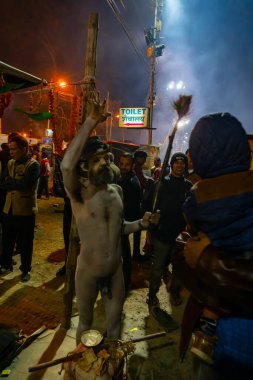 Kolkata, Batı Bengal, Hindistan - 12 Ocak 2020: Gangasagar transit kampı Outtram ghat 'ta kutsanmış Hindu Sadhu taraftarları. Çok sayıda dindar, kutsal duayı almak için kampta toplandı..