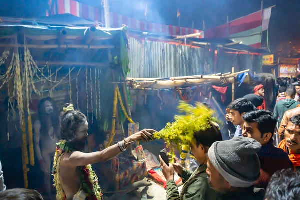 Kolkata Bengala Ocidental Índia Janeiro 2020 Hindu Sadhu Abençoa Devotos — Fotografia de Stock