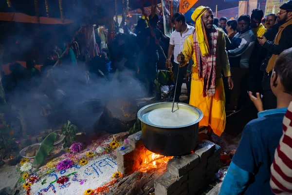 Kolkata Västbengalen Indien Januari 2020 Hinduisk Devotee Tillagar Varm Mjölk — Stockfoto