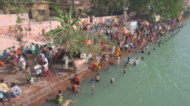 Haridwar, Uttarakhand, Hindistan-15 Nisan 2021: ghat manzarası. Hindu fanatikler kutsal Ganj nehrinde yıkanıyorlar, Shahi snan. Lakhs 'ın müritleri, Tanrı Shiva' yı kutsamak için Ganj Nehri 'ne kutsal bir dalış yaptılar..