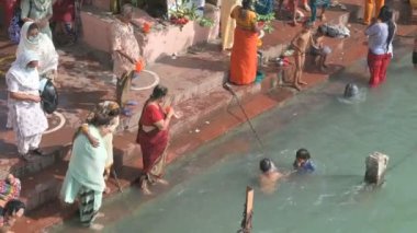 Haridwar, Uttarakhand, Hindistan - 15 Nisan 2021: Hindu kadın dindarlar Ganj Nehri 'nde yıkanıyorlar, shahi snan. Lakhs 'ın müritleri, Tanrı Shiva' yı kutsamak için Ganj Nehri 'ne kutsal bir dalış yaptılar..