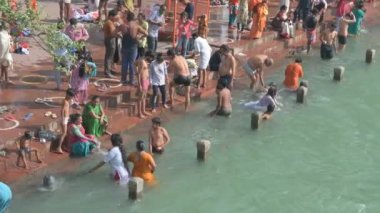 Haridwar, Uttarakhand, Hindistan - 15 Nisan 2021: Hindu dindarlar kutsal Ganj nehrinde yıkanıyorlar, shahi snan. Lakhs 'ın müritleri, Tanrı Shiva' yı kutsamak için Ganj Nehri 'ne kutsal bir dalış yaptılar..