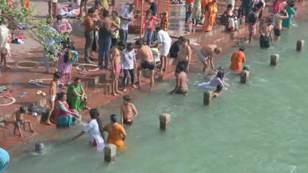 Haridwar Uttarakhand India April 2021 Hindoe Aanhangers Baden Heilige Ganges — Stockvideo