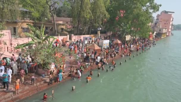 Haridwar Uttarakhand Índia Abril 2021 Vista Ghat Devotos Hindus Tomam — Vídeo de Stock