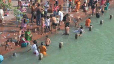 Haridwar, Uttarakhand, Hindistan - 15 Nisan 2021: bulanık, bulanık, Ganj nehrinde yıkanan Hindu fanatikler, shahi snan. Lakhs taraftarları Ganj nehrine kutsal bir dalış yaptılar..